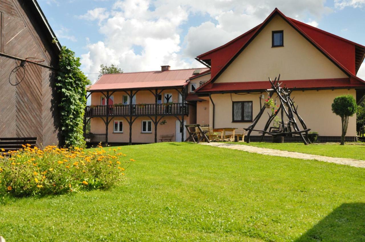 Pokój czteroosobowy z prywatną łazienką poza pokojem